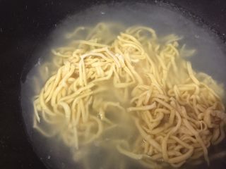 24、早餐自制手擀葱油捞面,放入面条