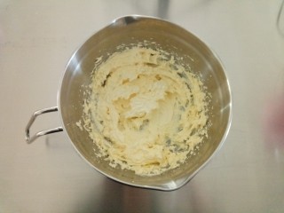 1、苹果蛋糕,将黄油加入细砂糖打发蓬松,颜色变浅。