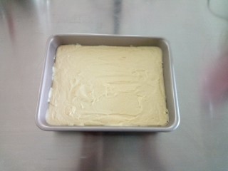 6、苹果蛋糕,将蛋糕糊倒入模具里,抹平表面。