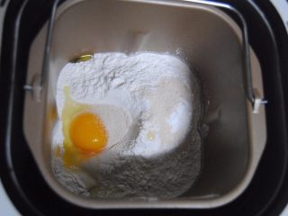 1、酸奶土司,把除蜜豆以外的所有材料放进面包机内,启动和面键