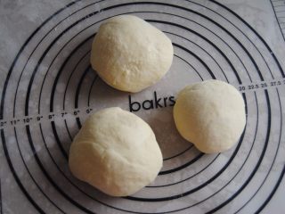 7、酸奶土司,分成3等分