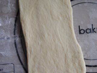 8、酸奶土司,每一份都擀开成长舌状