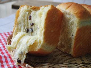 13、酸奶土司,烤好后趁热脱模倒放冷,可装入保鲜袋密封保存,这是个超级软妹子