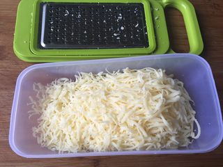 6、双酱培根披萨,将解冻后的马苏里拉芝士刨成丝；