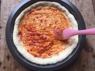 9、双酱培根披萨,刷一层披萨酱；