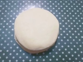 4、花式豆沙面包,然后盖上第二张小面皮，再抹一层豆沙，交替做完所有面皮；