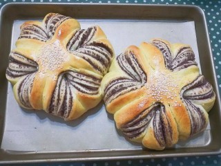 5、花式豆沙面包,出炉晾凉后就可享用啦！