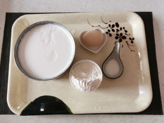 1、酸奶鸡蛋饼,自制酸奶 面粉 白糖 鸡蛋 备好
