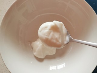 3、酸奶鸡蛋饼,取150克放入大碗