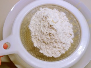 5、酸奶鸡蛋饼,筛入面粉