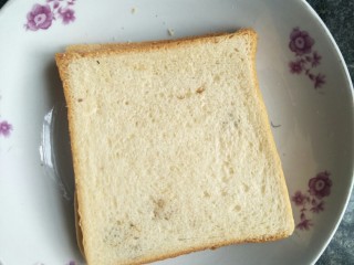 1、懒人料理西多士,两片吐司重叠