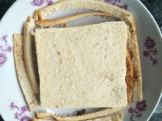 2、懒人料理西多士,切掉四边