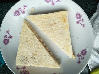 4、懒人料理西多士,对角切开成三角形