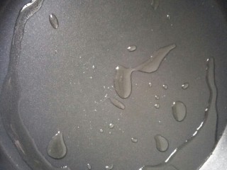 7、懒人料理西多士,平底锅加热后放入适量的油加热后转小火