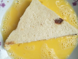 8、懒人料理西多士,西多胚子放入蛋液每个面到浸泡一下，粘上蛋液