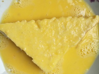 9、懒人料理西多士,翻面再浸泡另一面。