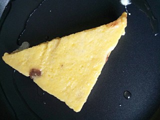 11、懒人料理西多士,放入锅中小火煎一会，翻转过煎一会