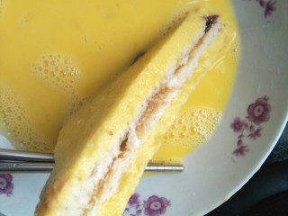 10、懒人料理西多士,坚起吐司三边侧面也要浸泡粘上鸡液