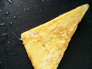 13、懒人料理西多士,待吐司煎到金黄即可。