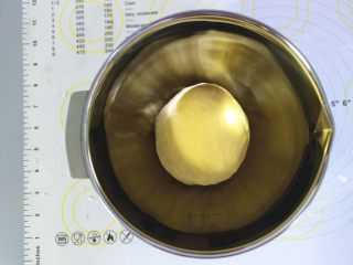 4、沙琪玛,揉好的面团放在盆子里,盖上保鲜膜静置1个小时
