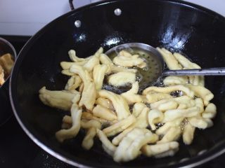 8、沙琪玛,将一部分面条丢入锅中,当面条浮起,表面呈浅黄色,即可出锅(面条不要一次全部下锅,可以少量多次的进行)