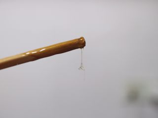 11、沙琪玛,糖浆熬到115度即可,如果没有温度计,我们可以用一个筷子蘸一下糖浆,然后稍微冷却之后用手去触碰筷子上的糖浆如果能拉出丝,就代表熬好了