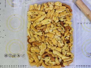 16、沙琪玛,压实的沙琪玛 用盖子盖好,等待冷却