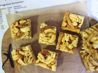 17、沙琪玛,冷却好的沙琪玛即可切块食用,吃不完的要赶紧密封好,要不然接触空气久了就不好吃了