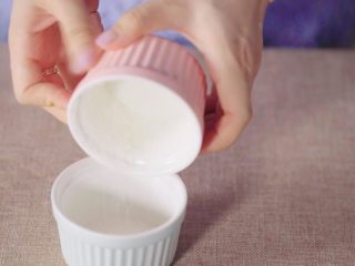 1、15分钟做个蓬蓬的舒芙蕾,倒一部分糖到碗里，然后旋转使糖均匀分布在烤碗上