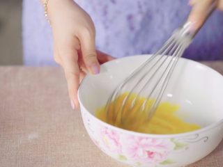 3、15分钟做个蓬蓬的舒芙蕾,蛋黄取出后打散