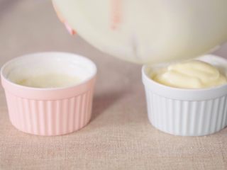 11、15分钟做个蓬蓬的舒芙蕾,面糊先倒入烤碗的一半，然后震荡均匀，再倒满整个烤碗