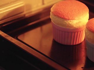 14、15分钟做个蓬蓬的舒芙蕾,上下火180度，烤10分钟