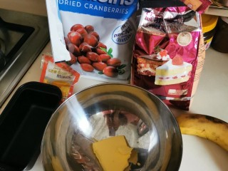 1、超简单香蕉玛芬蛋糕,用料备齐。