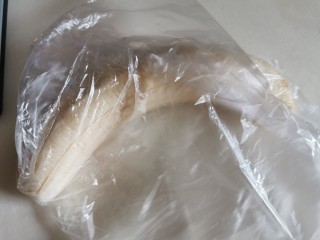 2、超简单香蕉玛芬蛋糕,香蕉去皮，用保鲜袋装起。