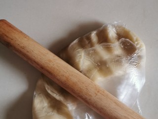 3、超简单香蕉玛芬蛋糕,用擀面杖压成香蕉泥。