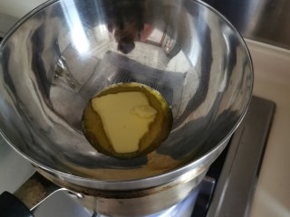 4、超简单香蕉玛芬蛋糕,牛油融化。