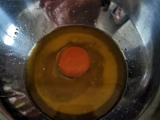 5、超简单香蕉玛芬蛋糕,鸡蛋打发成蛋液。