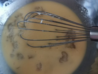 6、超简单香蕉玛芬蛋糕,蛋液、牛油、牛奶、香蕉泥和糖一齐搅拌，成香蕉蛋桨。