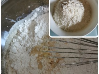 7、超简单香蕉玛芬蛋糕,低粉、奶粉和泡打粉混合一齐，筛入香蕉蛋桨内，用切刀翻拌均匀，感觉无干粉粒就好了。