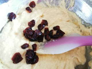 8、超简单香蕉玛芬蛋糕,加入蔓越莓。