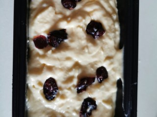 9、超简单香蕉玛芬蛋糕,烤箱提前用180度预热，粉桨倒入模具。