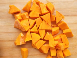 2、黄灿灿的奶香南瓜饼，你感受到春的气息了吗？,南瓜切块，去皮蒸熟。