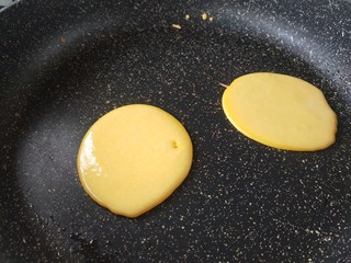 6、黄灿灿的奶香南瓜饼，你感受到春的气息了吗？,大火热锅转小火，淋入面糊摊饼。