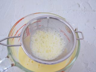 6、蓝莓蛋挞,过筛一遍备用