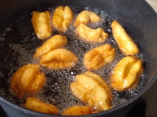 11、简单快手炸油条,小油条，同样。炸到金黄酥脆，