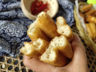 14、简单快手炸油条,看看内部组织。看得见的好吃。