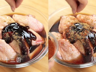 4、微波炉烤鸡翅,在鸡翅表面撒少许十三香和辣椒面