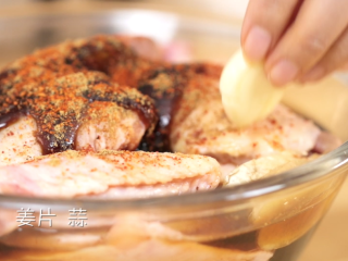 5、微波炉烤鸡翅,在鸡翅中插入姜片和几瓣蒜