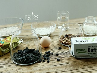 1、全麦核桃面包,准备好材料。