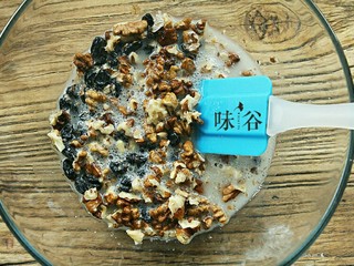 5、全麦核桃面包,核桃，葡萄干倒入发酵好的酵母水搅拌均匀 。